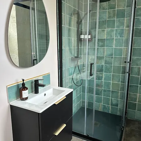 Kloozia Centre Standing